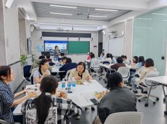 强调课程思政正在尝试讲授中的程融入